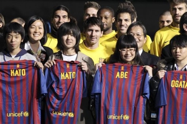 Các cầu thủ Barcelona chụp ảnh cùng với trẻ mồ côi Nhật Bản sau trận động đất và sóng thần ở tỉnh Fukushima